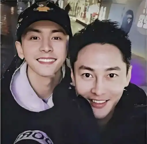 张哲瀚背景大揭秘,看完你就明白,他一家人和日本都有紧密联系