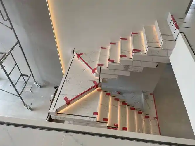 向上而行,楼梯踏步以内嵌线形灯装点,沉浸式享受灯光赋予的空间动感