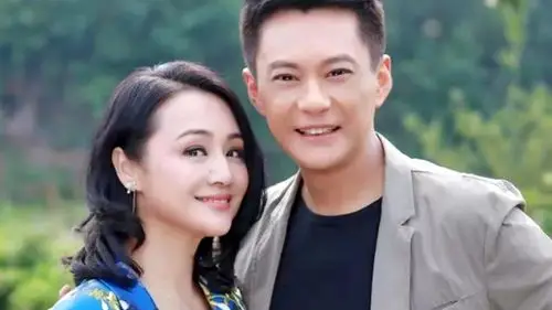 曹颖和老公首次同台,曹颖面对镜头轻松自然,老公却尴尬接不上话