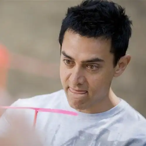 《三傻大闹宝莱坞》讲的是法兰(马德哈万 r madhavan 饰),拉杜(沙曼