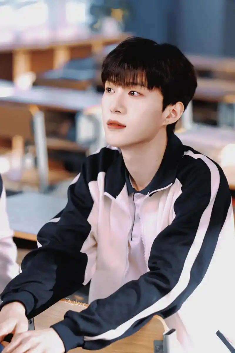 范丞丞像只小奶狗,乖乖等待关爱,看到他笑容,眼睛都像星空,每一天都