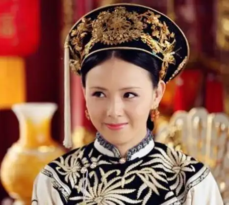 电视剧《寂寞空庭春欲晚》中,曹艳饰演的端嫔作为皇太后骄横张扬,因不