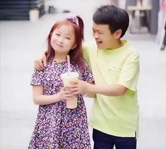 回顾袖珍人朱洁嫁身高1米3秦学仕争议不断遗憾是不敢生孩子