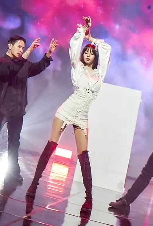 青春有你lisa同款衣服白色衬衫上衣字母吊带时尚套装