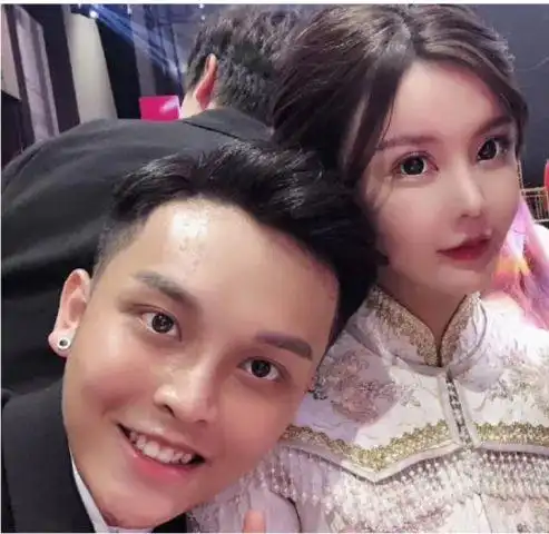 23岁女网红又曝离婚三年已经历三次离婚曾靠变形记和整容出名