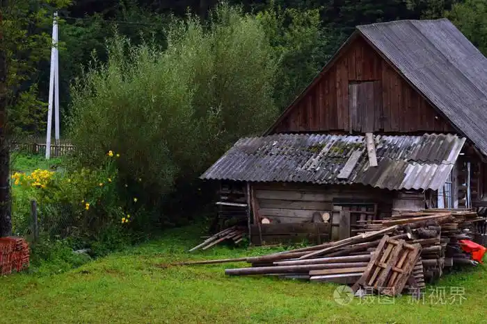 山村的一座古老的小木结构房屋