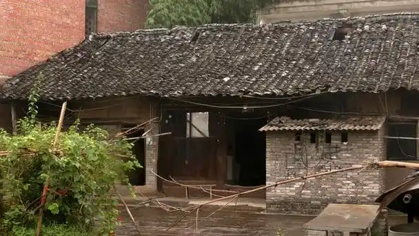 怪哉!为啥农村瓦房每年都须上房揭瓦翻修,有些却几十年不翻修啊