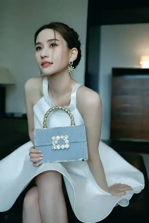 何超莲身着白色连衣裙亮相品牌活动 稳稳拿捏春日少女感 - acfun弹幕