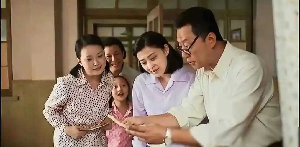 父母爱情杀青现场依依惜别,化妆师意外抢镜花絮曝光