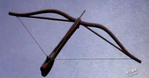 「弩」是由「弓」发展而来的射远兵器,由弓,木质弩臂和铜弩机三部分