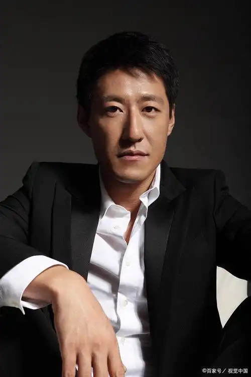 他的外形高大硬朗,一张长脸不怒自威,给人一种刚毅坚强的感觉.