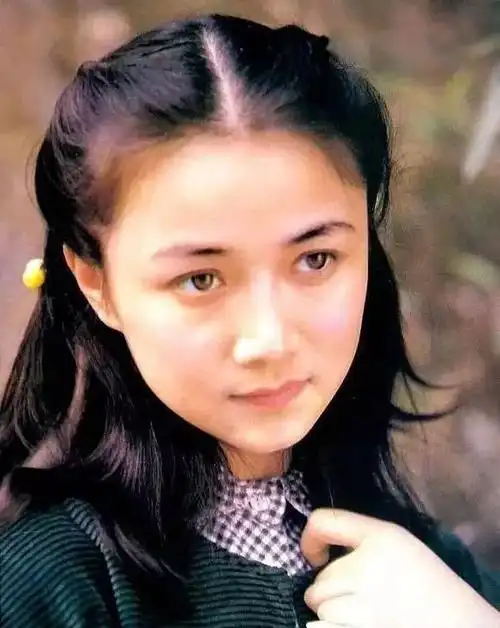 罗燕长着一张无辜而美丽的脸,身材窈窕,楚楚动人,让人顿生怜爱.