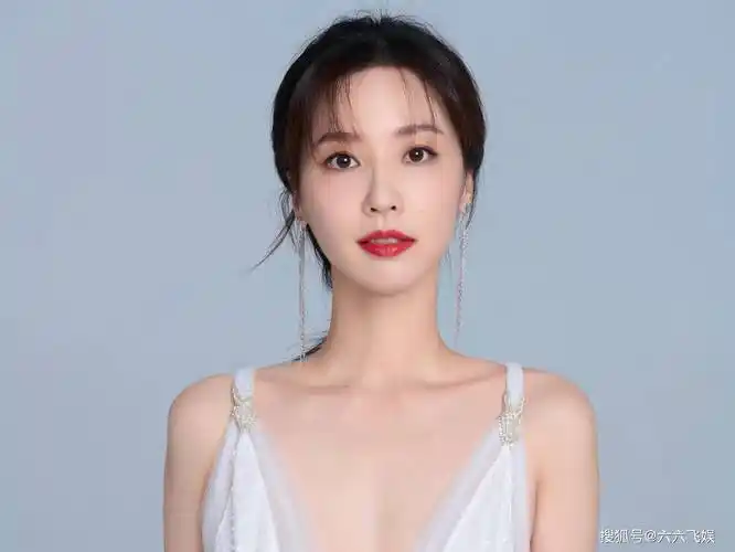 婚后,吴佳尼基本放弃了自己的事业,在家带两个儿子.