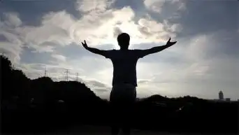 意境张开双臂,男人逆光张开双臂拥抱太阳视频素材