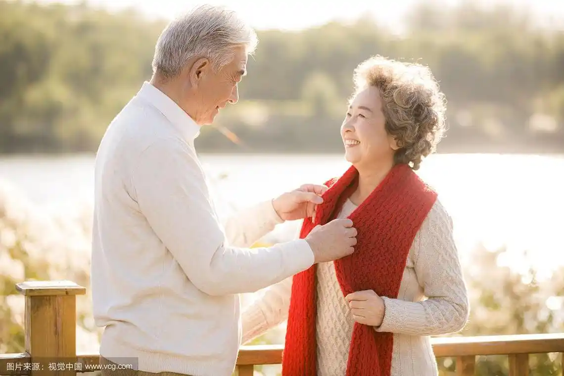 恩爱的老年夫妇