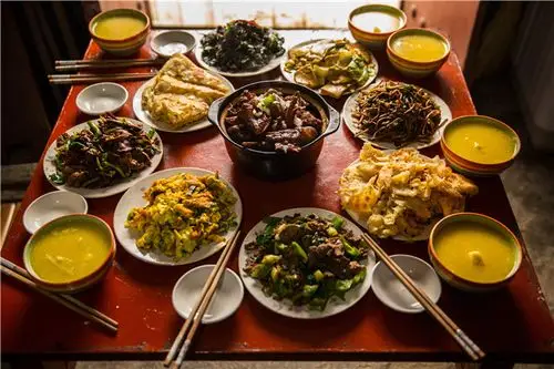 沧桑古槐树下淳朴的7号农家院,众多游客慕名而来,游山里风景,品农家