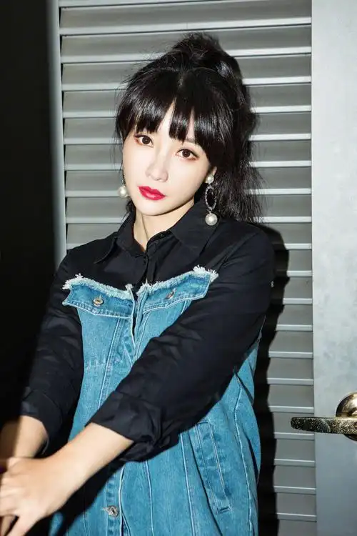 柳岩为了赶时髦,牛仔外套拼接黑衬衣,扎个马尾美回18岁