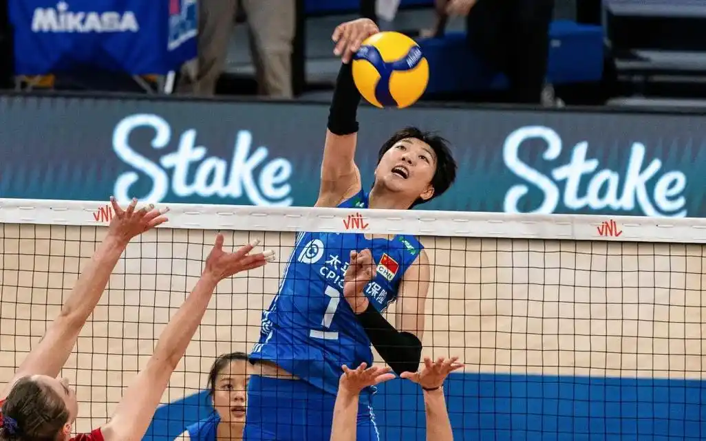 中国女排副攻袁心玥在比赛中扣球.图/新华社