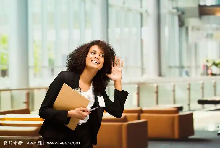 微笑的女商人在听别人说话