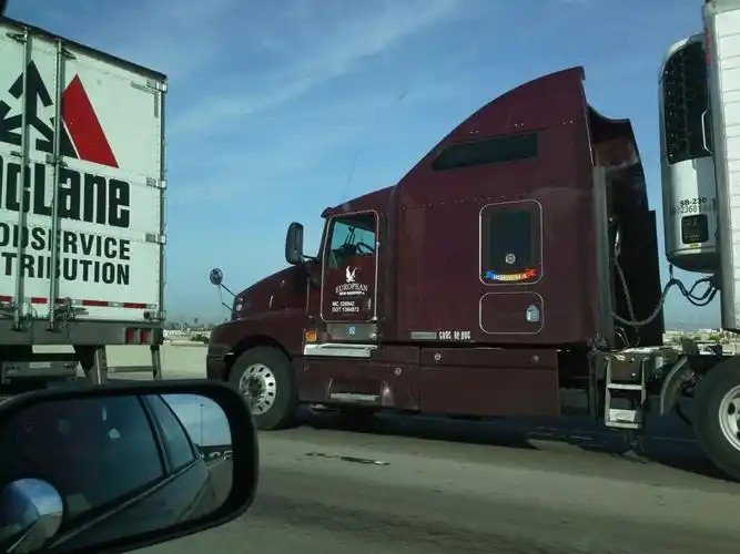 美国的卡车头都特漂亮,新颖,干净,崭新一尘不染!