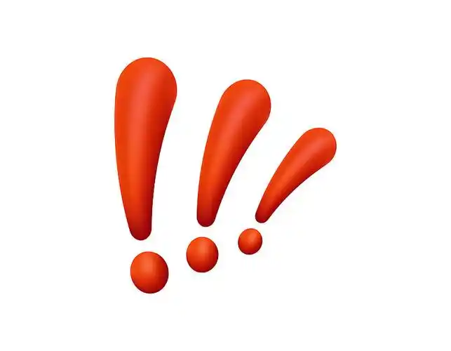 白色背景上的三个红色感叹号图片