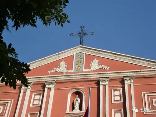 █太原圣母无染原罪堂正面顶端太原主教座堂的正面外墙,有许多寓意