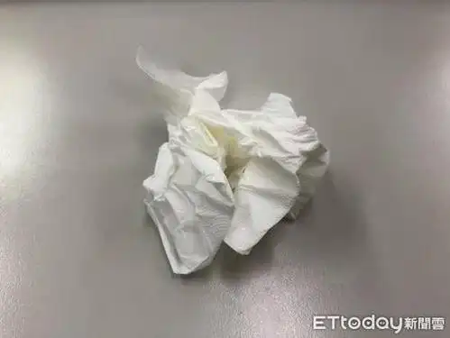 妻子偷偷和同事野外约会亲热 丈夫跟踪捡到卫生纸