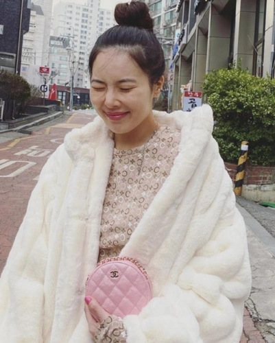 金泫雅素颜出门被粉丝拍,未修图下判若两人,这还是那个小野马?