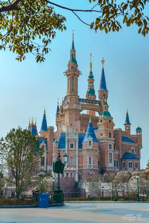 中最大的主题园区,也是矗立于整个乐园中心,宏伟壮丽的"奇幻童话城堡"