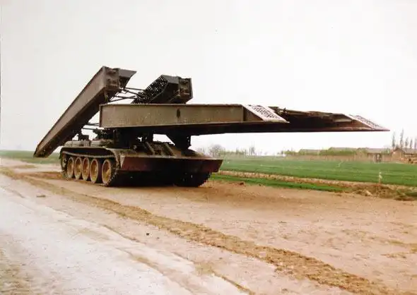 图文:84式坦克架桥车工作状态之一