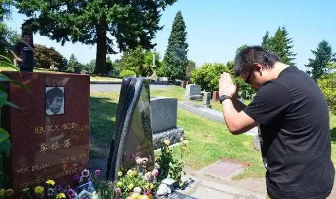 实拍美国西雅图李小龙的墓地:父子葬在一起,拜谒者络绎不绝!