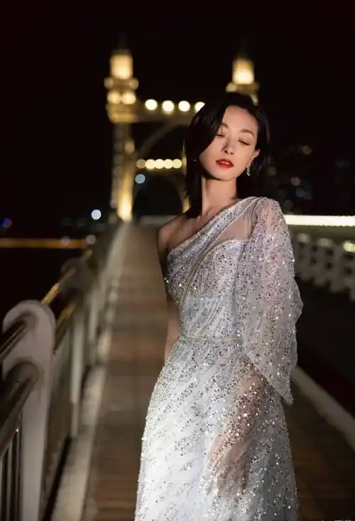 万茜银色斜肩礼服性感撩人