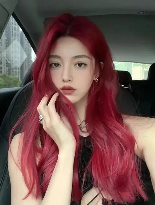 的酒红色发色非常适合亚洲人的选择而且非常衬托的肌肤非常显白而且拍