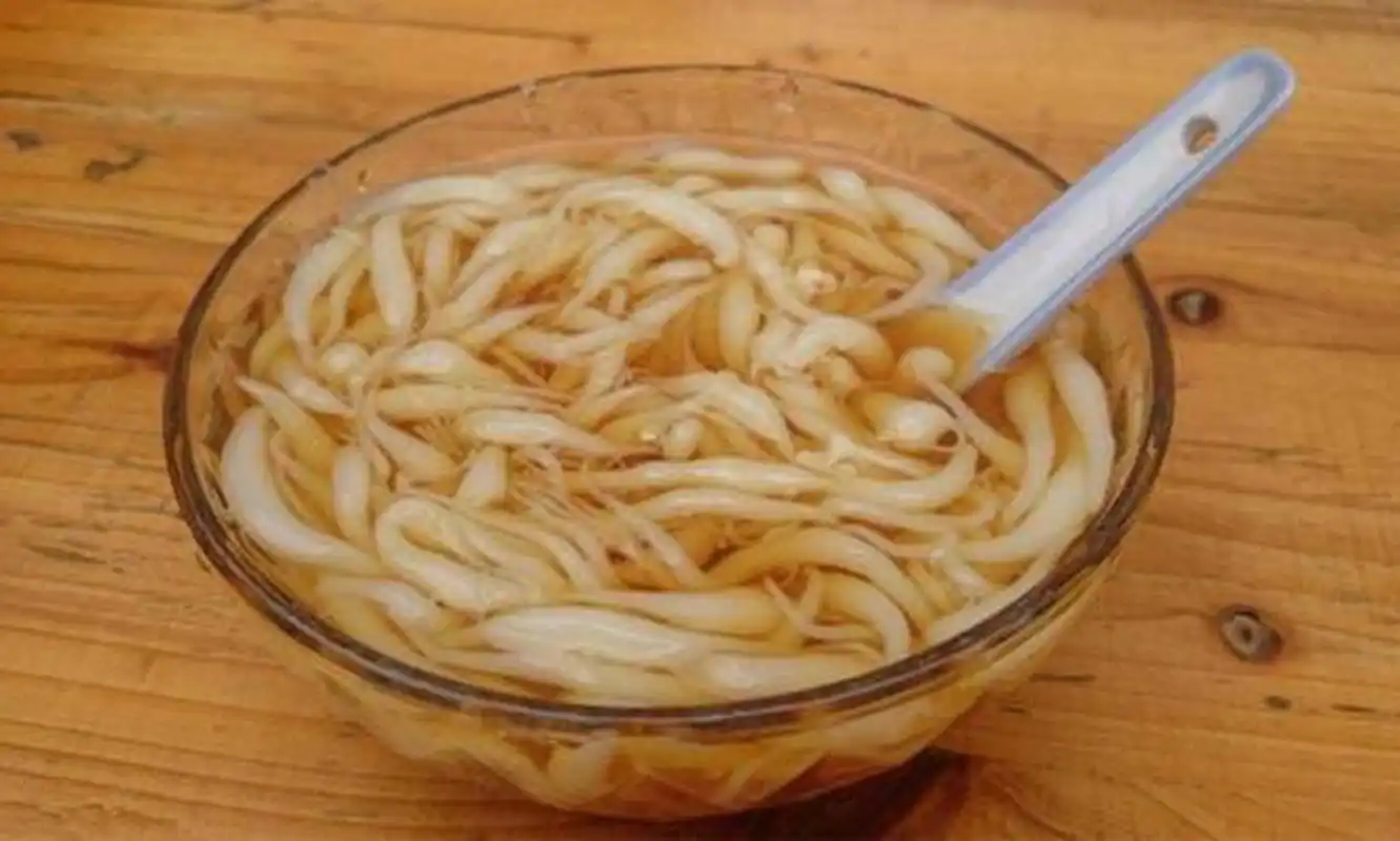 夏日里,在重庆街边随处可见售卖凉虾的小摊子,一般都是5-10元一碗.