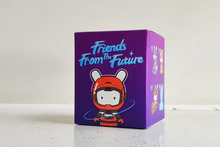 包装上,十周年盲盒米兔采用蓝紫渐变色调为主,正面是4号米兔,上方的