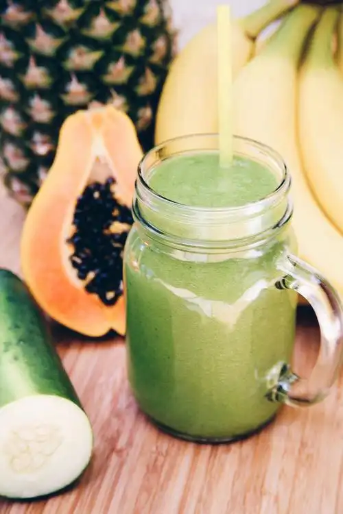 过的香蕉,1/4条青瓜(不去皮),1杯冷藏过的天然椰子汁(coconut water)