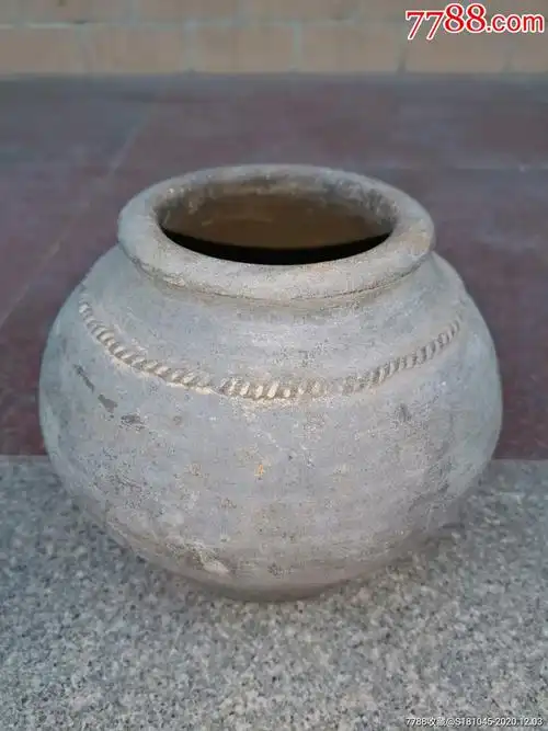 带牛绳花腰带的灰陶罐一只