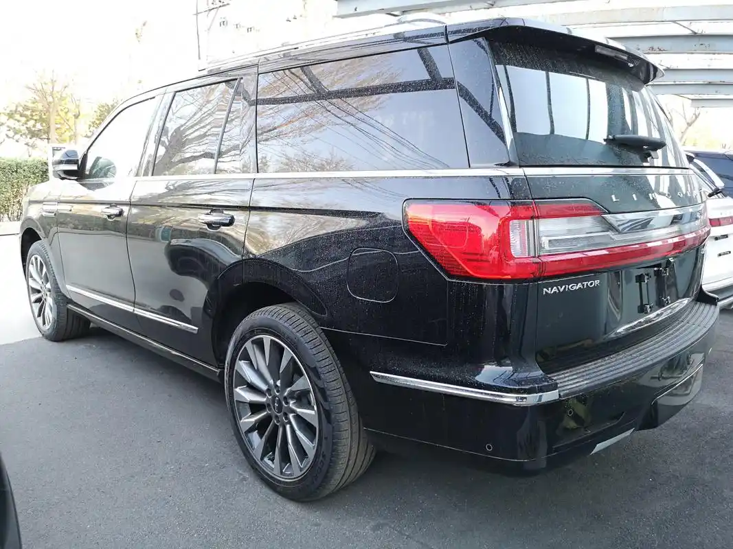 mpv级奢华大七座街头停车场看林肯领航员顶配总统版