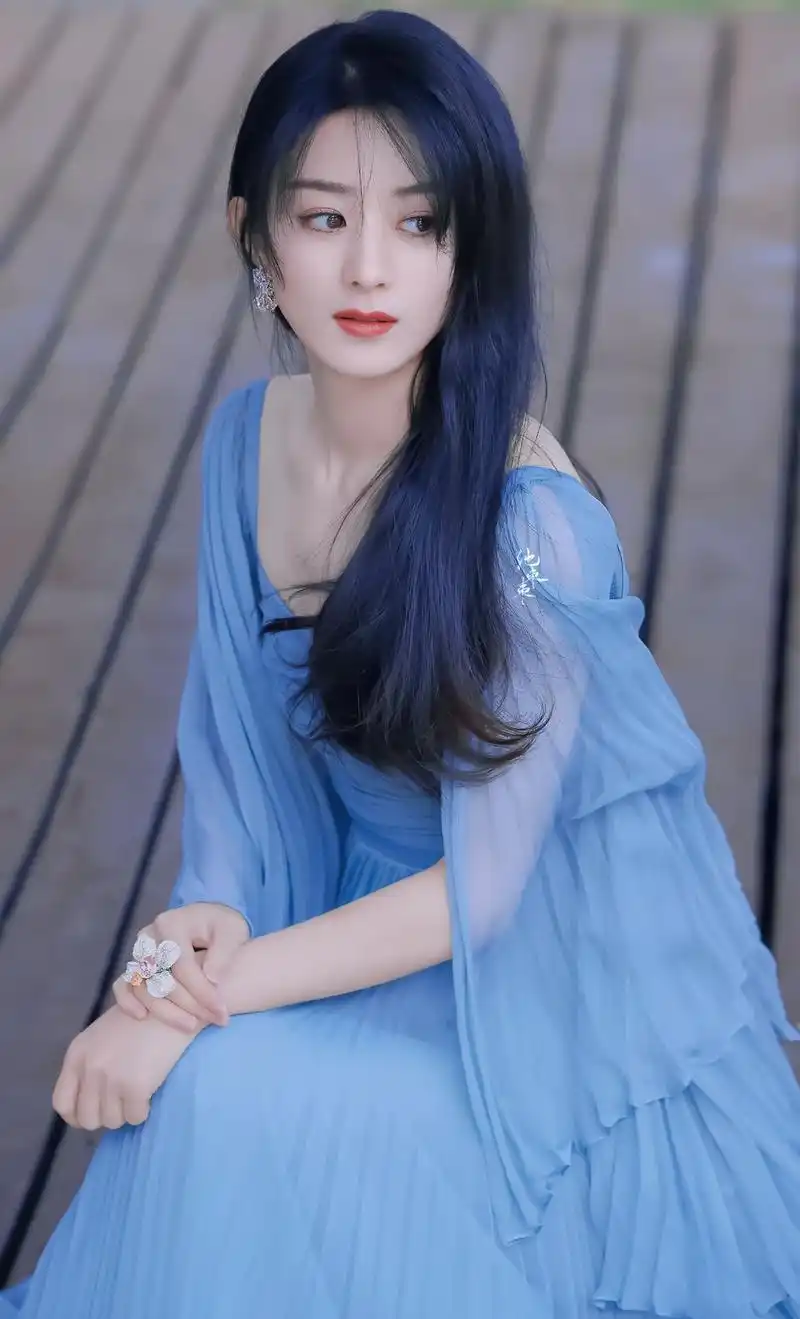 赵丽颖星光大赏三组造型:黑色礼服优雅蓝裙温婉,粉色礼服美炸天