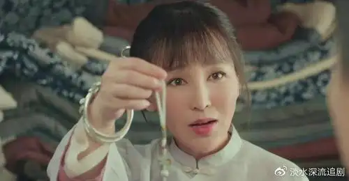 岳丽娜小有名气,是2013年出演《打狗棍》,那素芝的形象深入人心,在拍