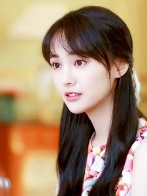 郑爽的八字食伤透干制官杀,性格表现有对抗性.