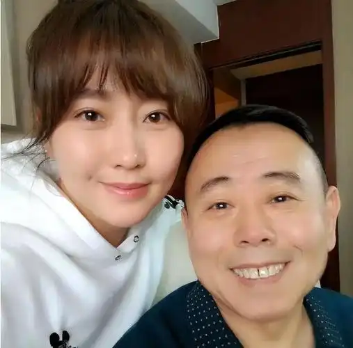 潘长江一家为86岁母亲庆生妻子好胖女儿穿搭素很漂亮一点都不像他