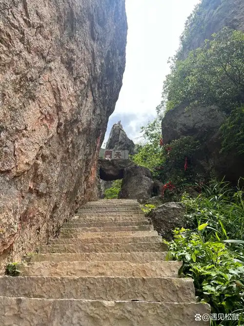 仙华山,又名仙姑山,位于浙江省金华市浦江县城北2公里处,是一处以山水