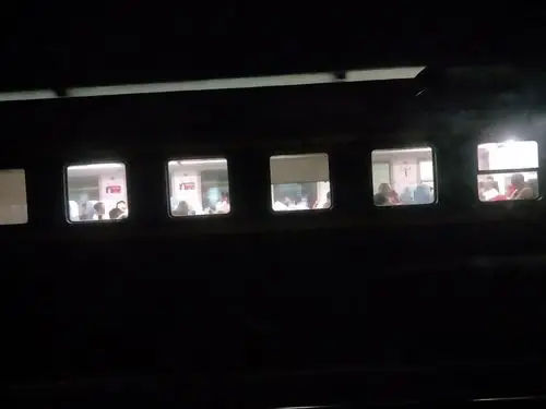 坐晚上的火车,喜欢拍旁边轨道上火车的车厢,透过车窗记录下那里有怎样