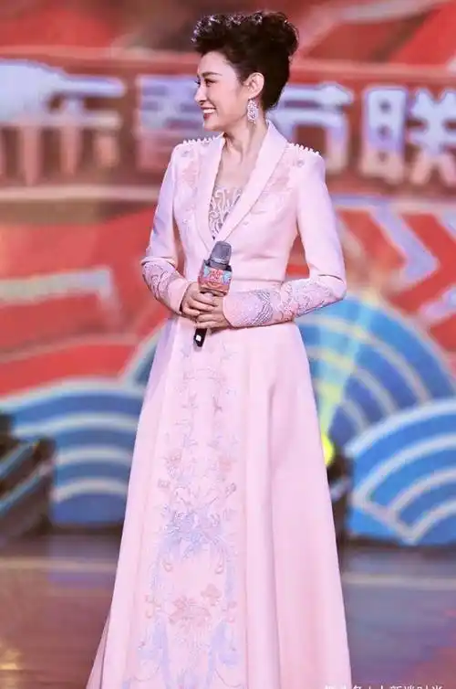 曾主持过16次春晚的周涛如今51岁女人味十足穿粉色礼服太嫩了