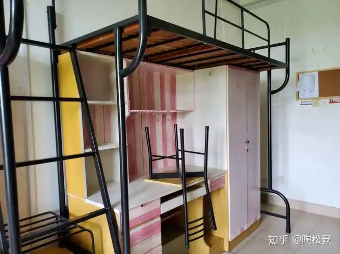 由于学校招生人数增长,把一部分四人间改成了五人寝,两个寝室共用一个