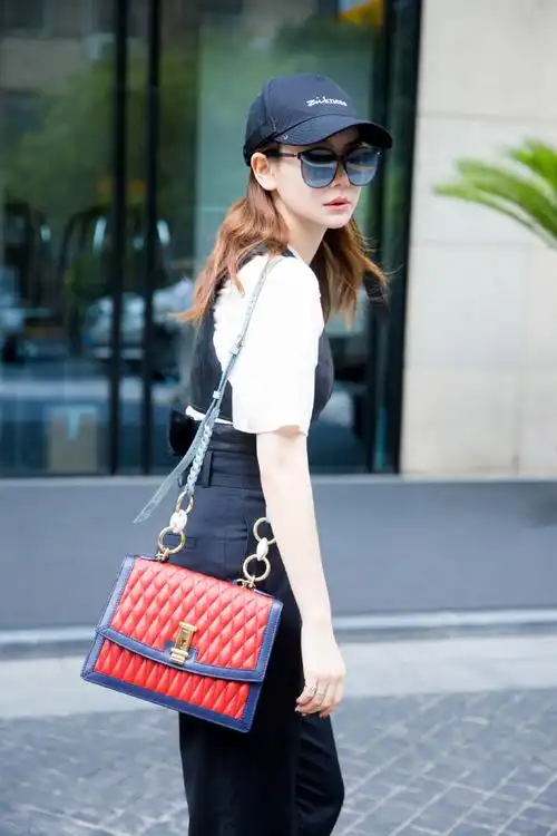 简介:戚薇潮流时尚街拍图片,分享一组戚薇图片给大家,图中的明星图片