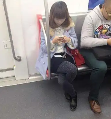 妹子,你的腿都绕成麻花了,看着太别扭了