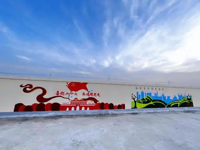 服务中心的宣传墙上绘制草稿,调色,描边,上色,以彩绘的方式将红色文化