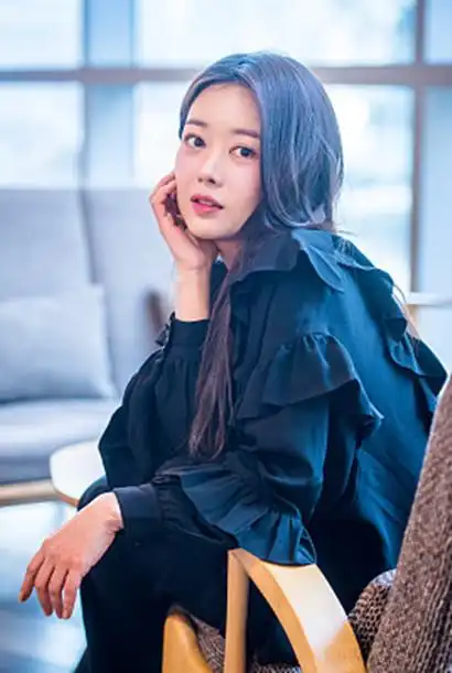 韩国艺人李秀敏接受专访拍写真,粉嫩桃花妆甜美气质迷人